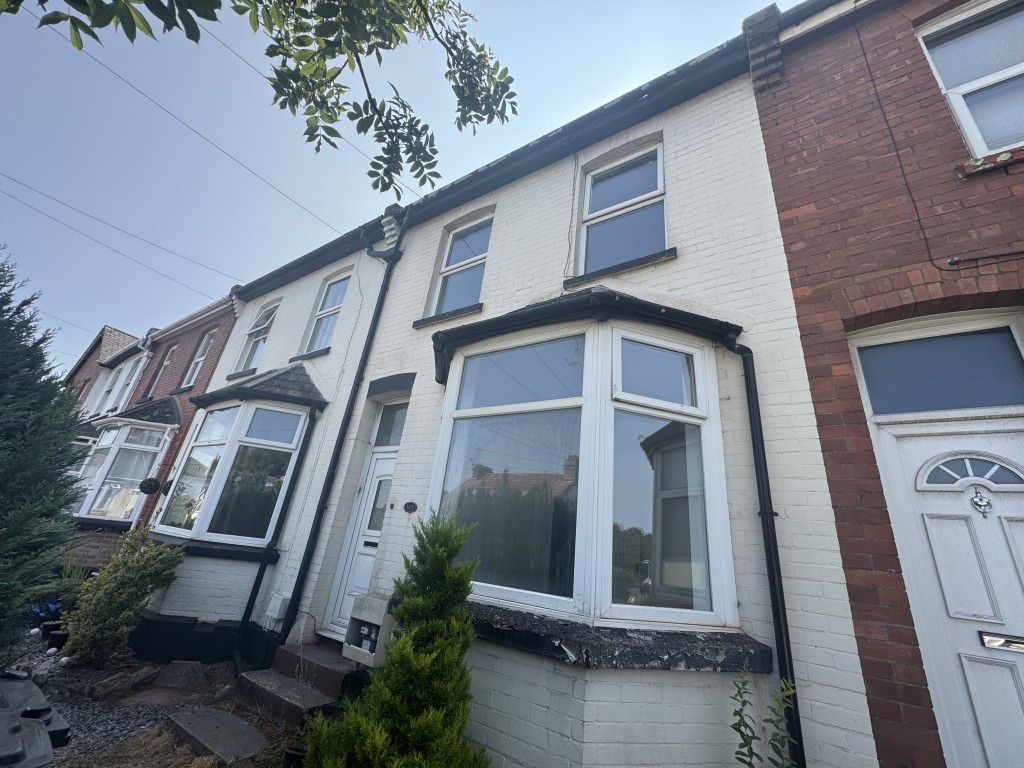 Lot: 129 - MID-TERRACE HOUSE FOR IMPROVEMENT IN POPULAR LOCATION - Front of the property